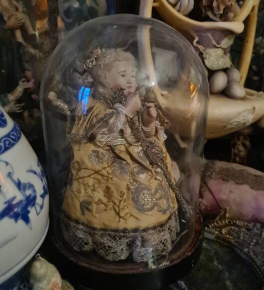 Bambino Jesu del 700 con abiti d'origine e sotto campana d'epoca
