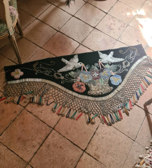 Decorazione per cavallo ricamata con perline di vetro