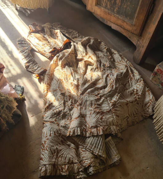 Abito fine 800 con tessuto decorato a foglie