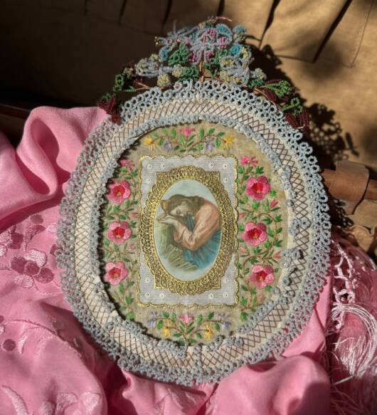 Cornice in perline di vetro con immagine ricamata