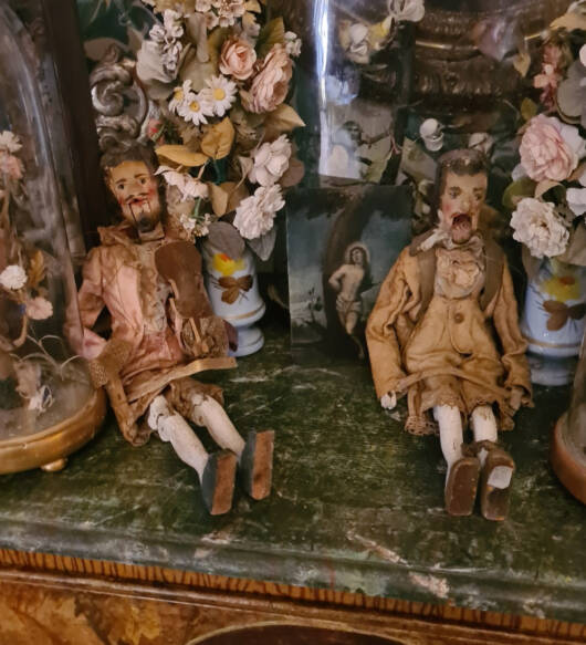 Coppia di marionette fine 800 in legno con abito d'origine in stile 700