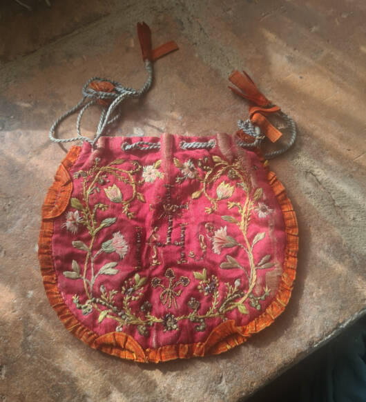 Borsetta portaostie ricamata fine 1700