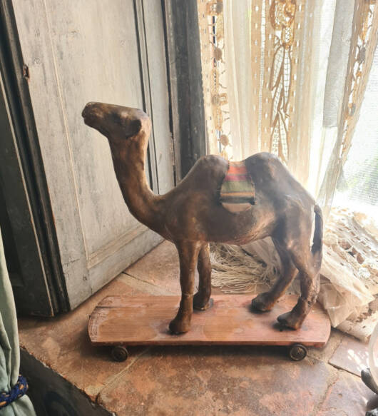 Giocattolo cammello in carta pesta