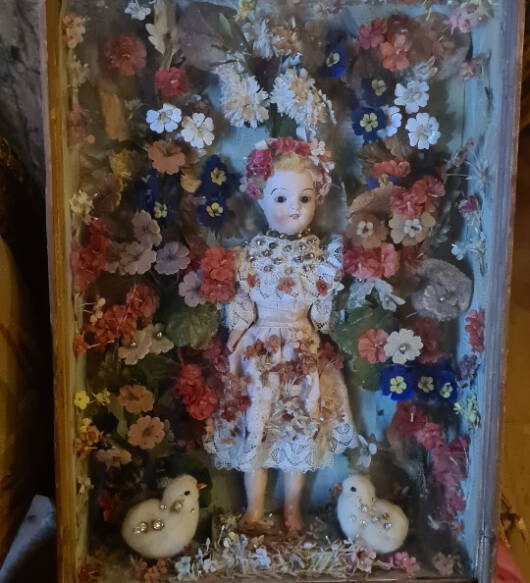 Teca con bambola in biscuit e fiori di stoffa