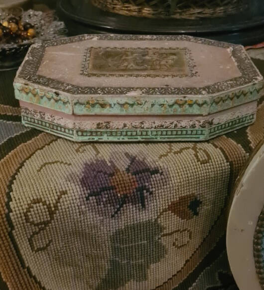 Scatola in legno ricoperta di carta