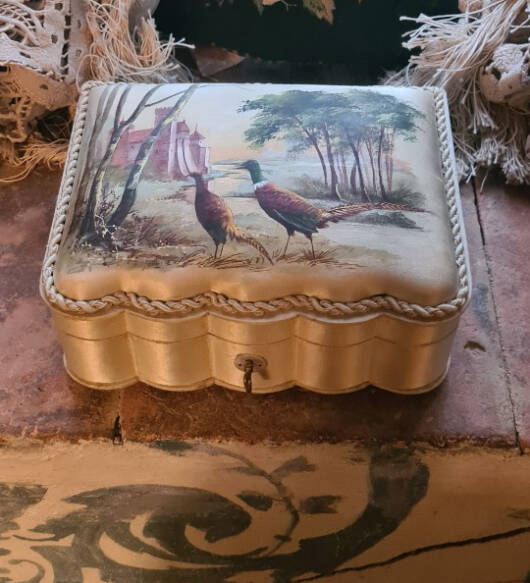 Scatola in seta dipinta